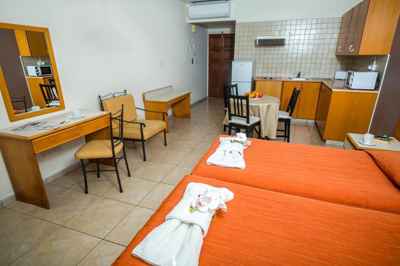Crystallo Apartments Paphos ภายนอก รูปภาพ