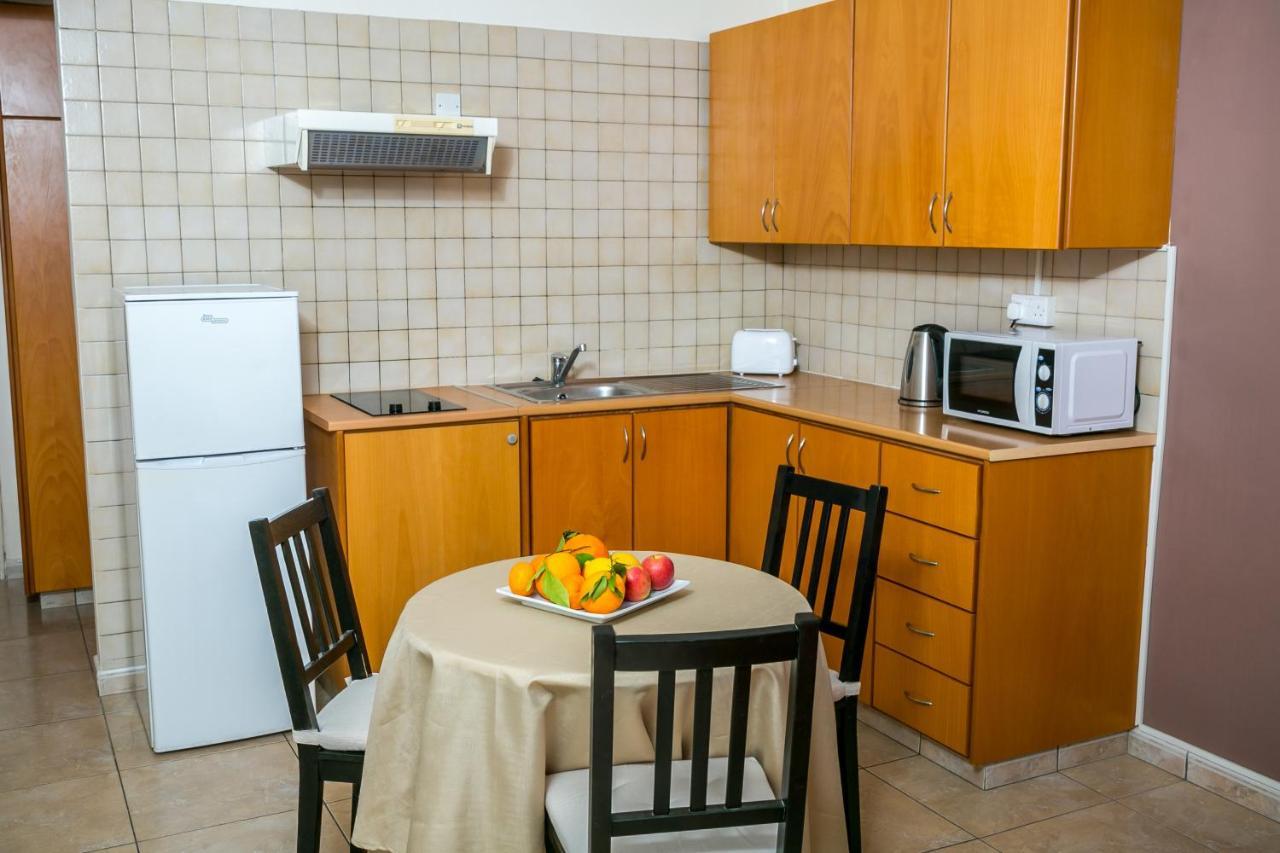 Crystallo Apartments Paphos ภายนอก รูปภาพ