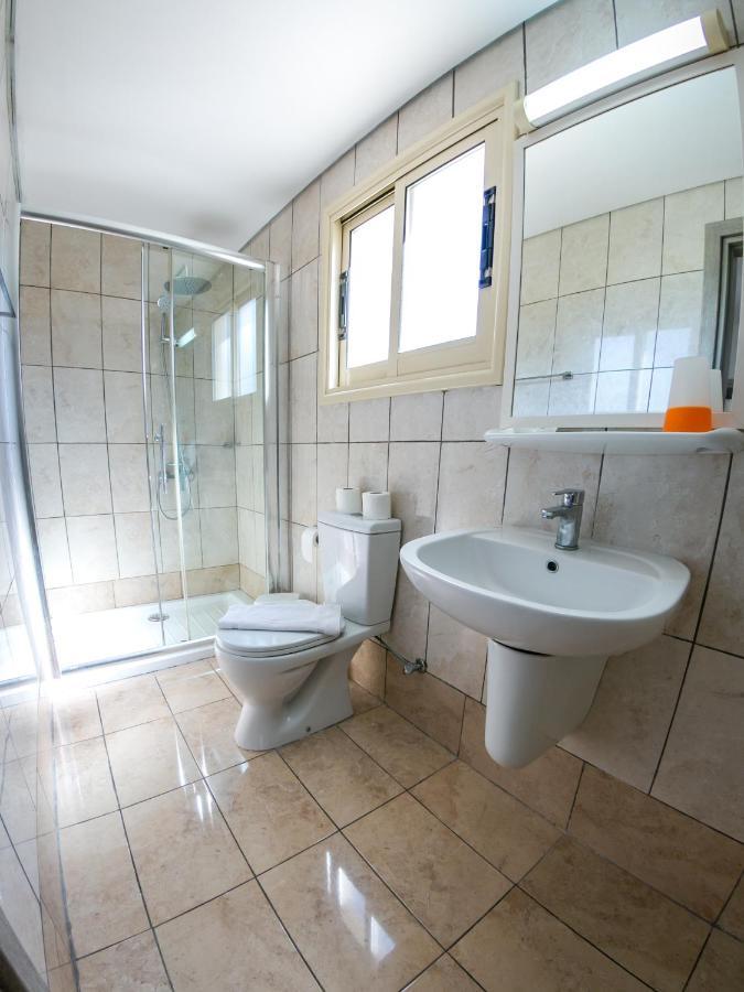 Crystallo Apartments Paphos ภายนอก รูปภาพ