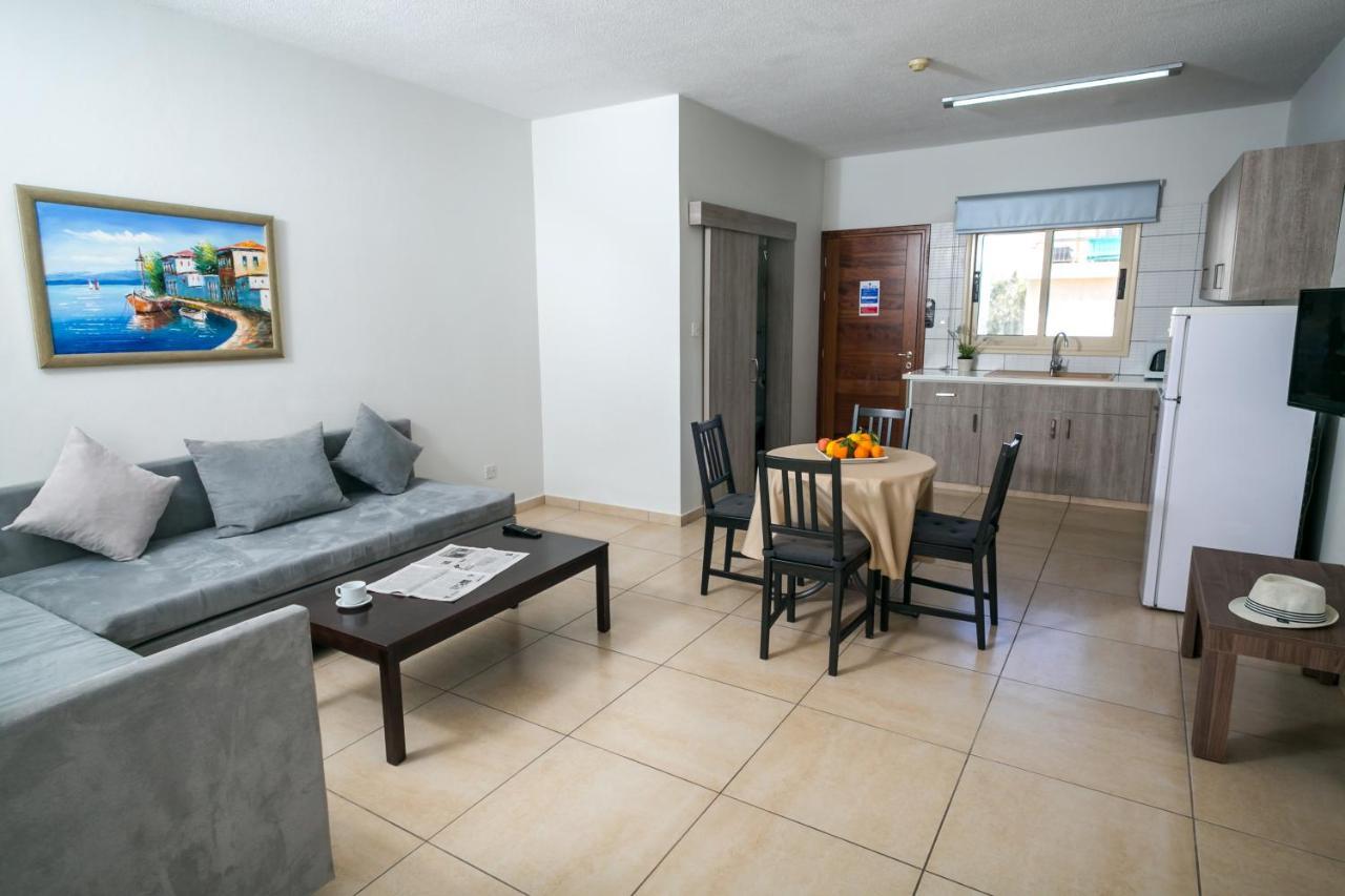 Crystallo Apartments Paphos ภายนอก รูปภาพ