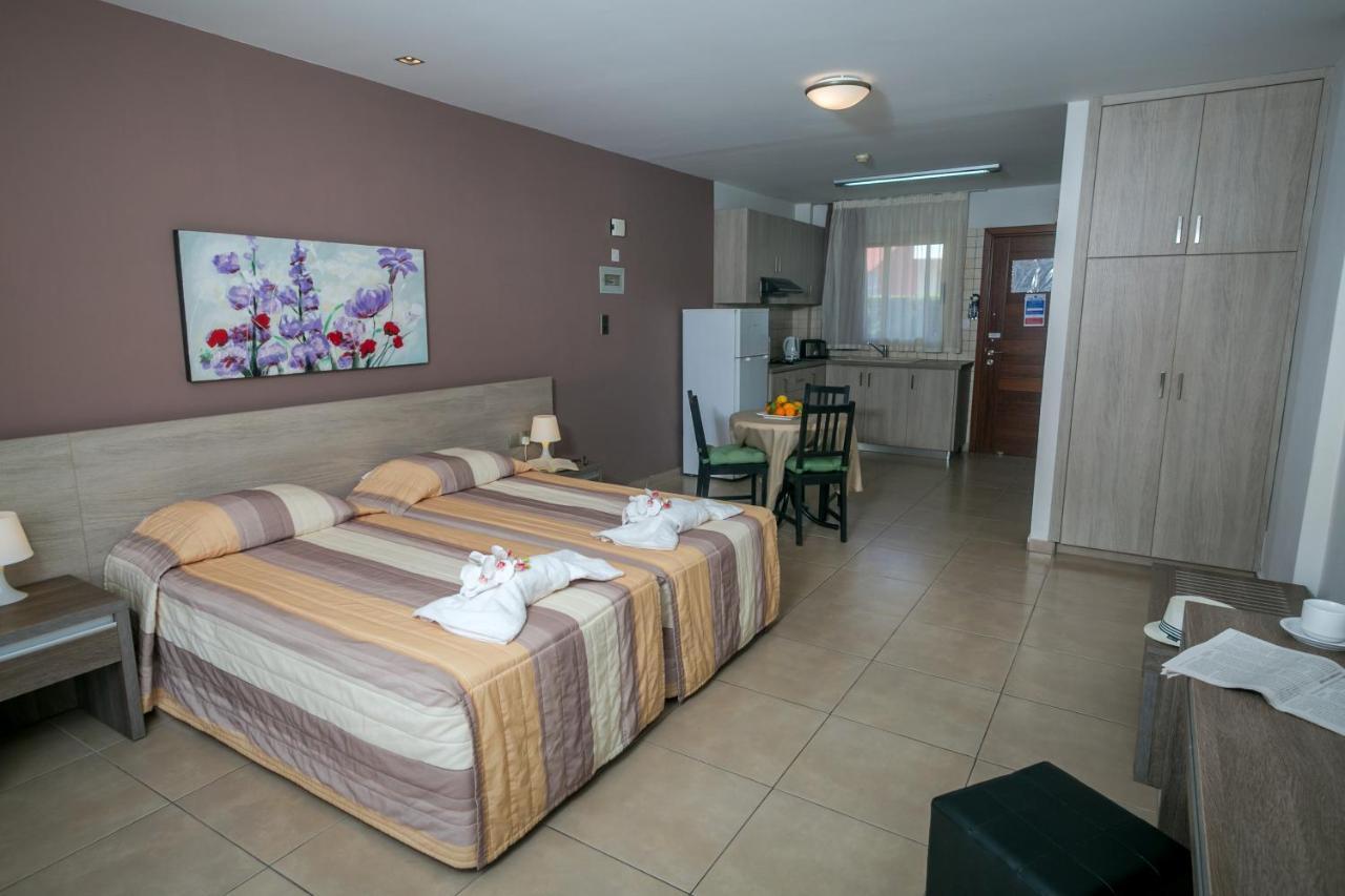 Crystallo Apartments Paphos ภายนอก รูปภาพ