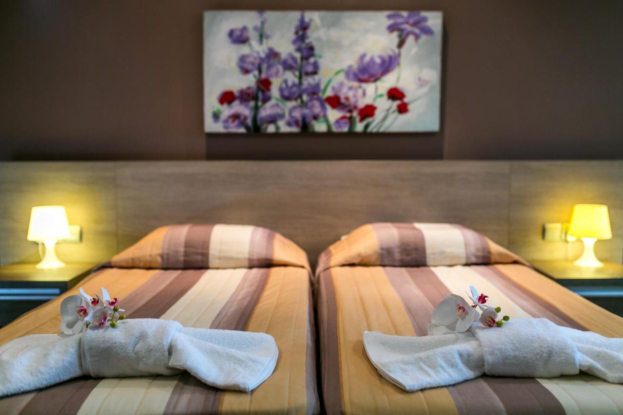 Crystallo Apartments Paphos ภายนอก รูปภาพ