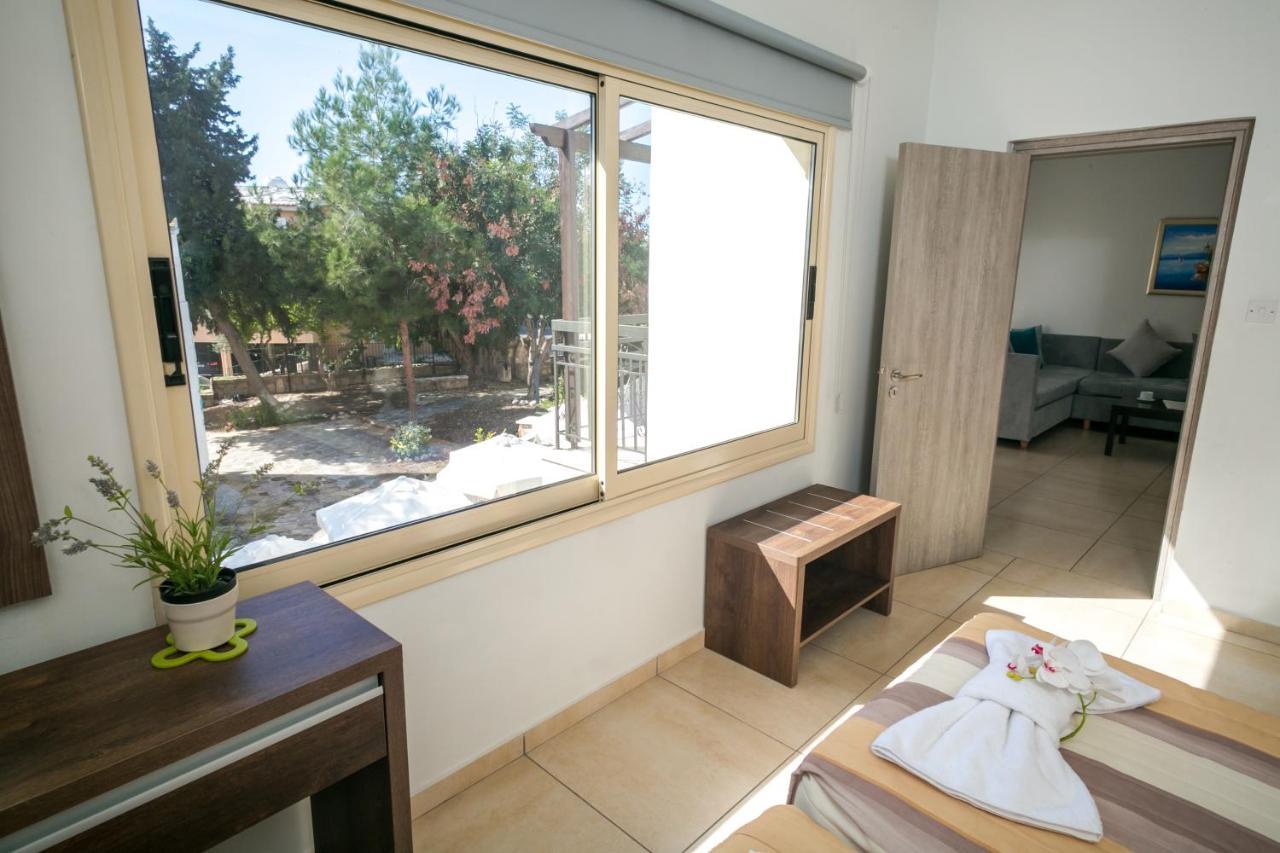 Crystallo Apartments Paphos ภายนอก รูปภาพ