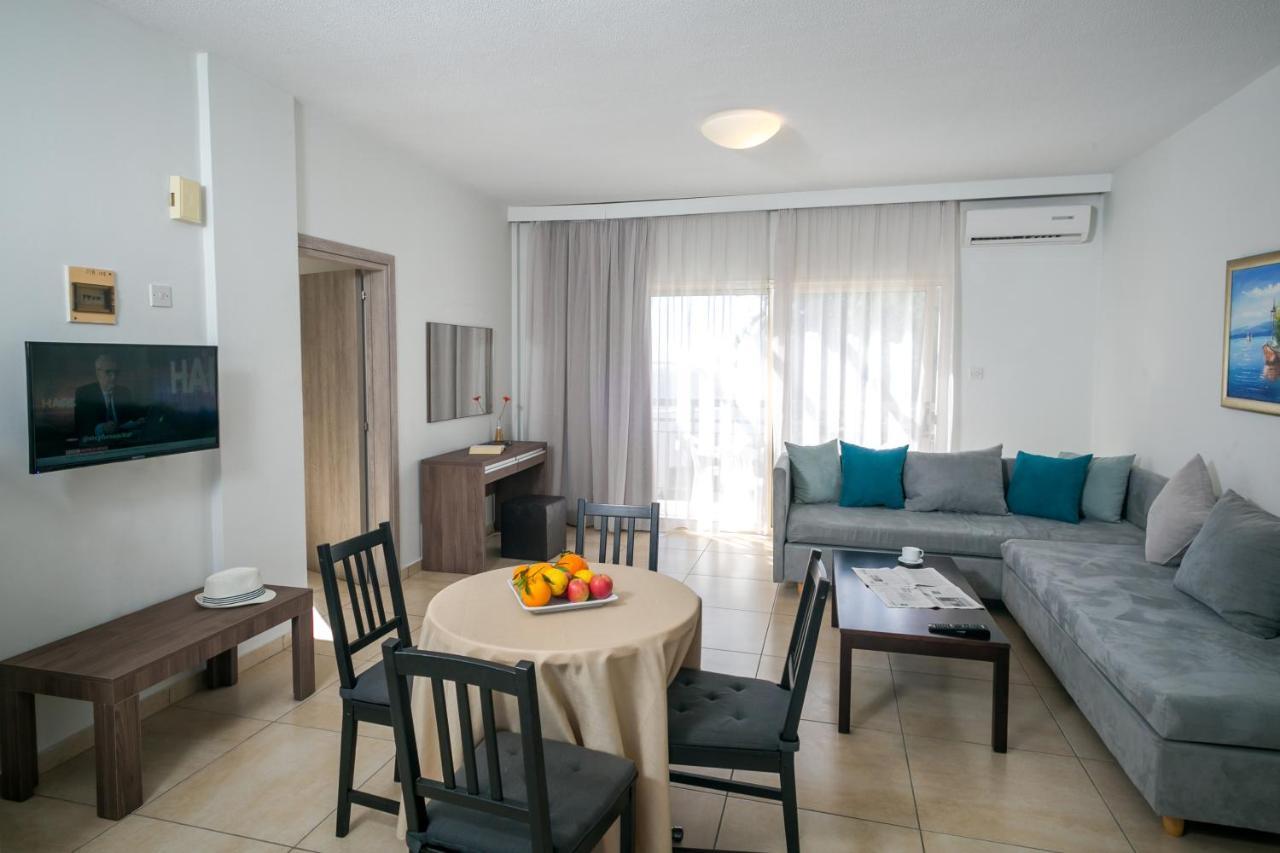 Crystallo Apartments Paphos ภายนอก รูปภาพ