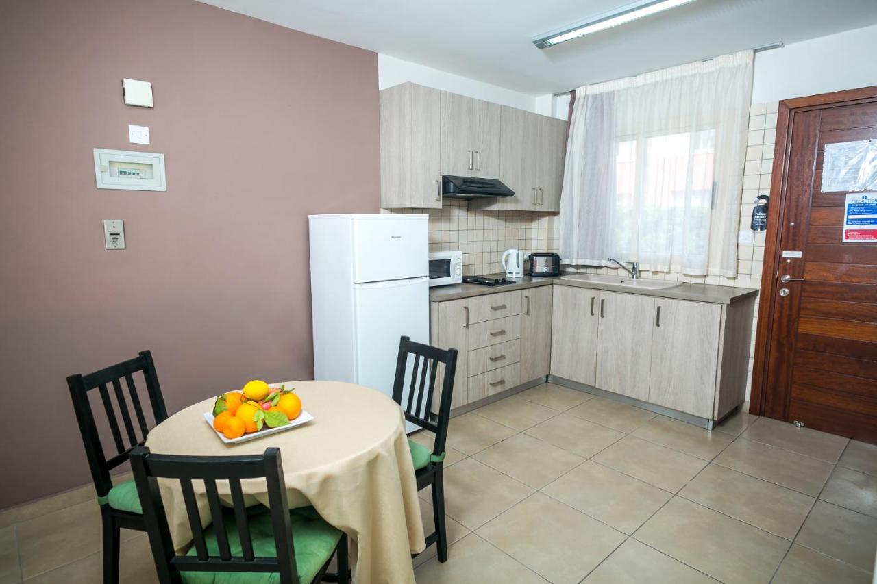 Crystallo Apartments Paphos ภายนอก รูปภาพ