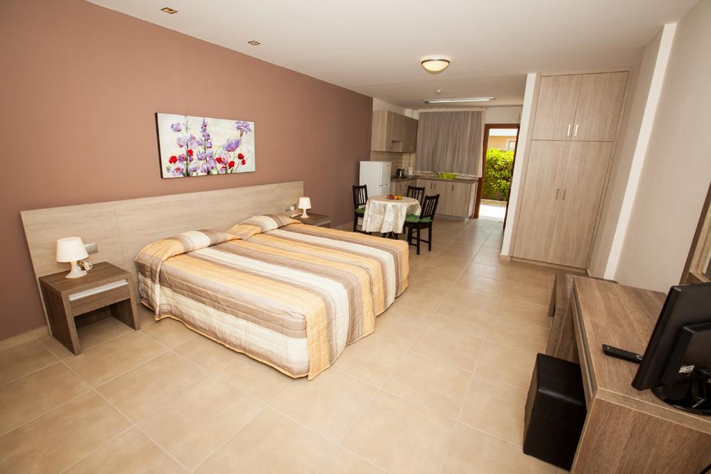 Crystallo Apartments Paphos ภายนอก รูปภาพ