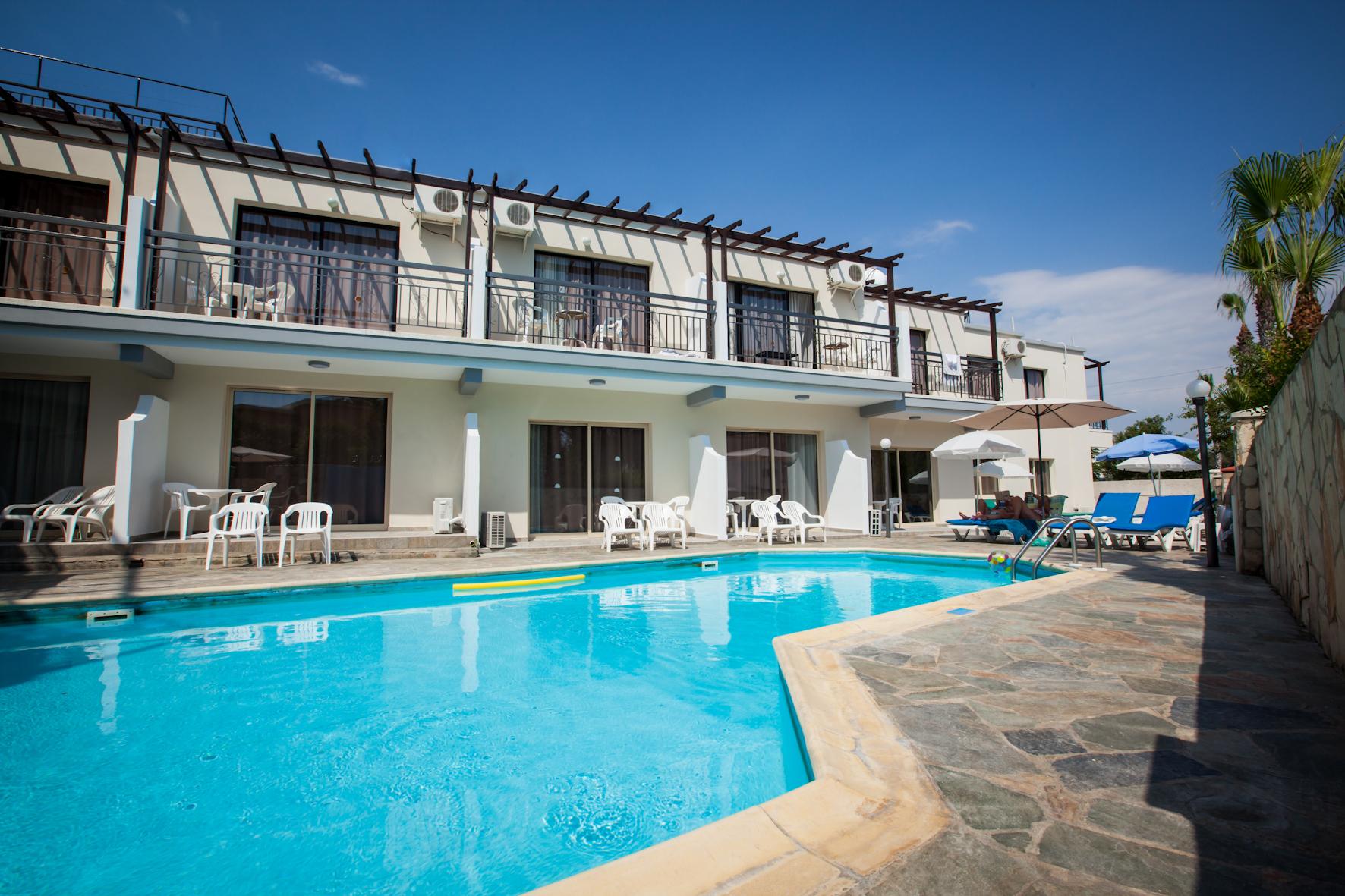 Crystallo Apartments Paphos ภายนอก รูปภาพ