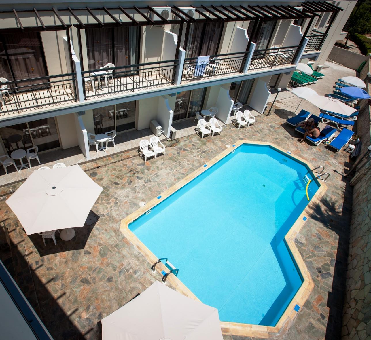 Crystallo Apartments Paphos ภายนอก รูปภาพ