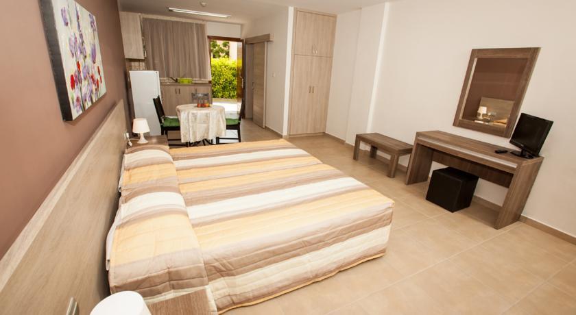 Crystallo Apartments Paphos ภายนอก รูปภาพ
