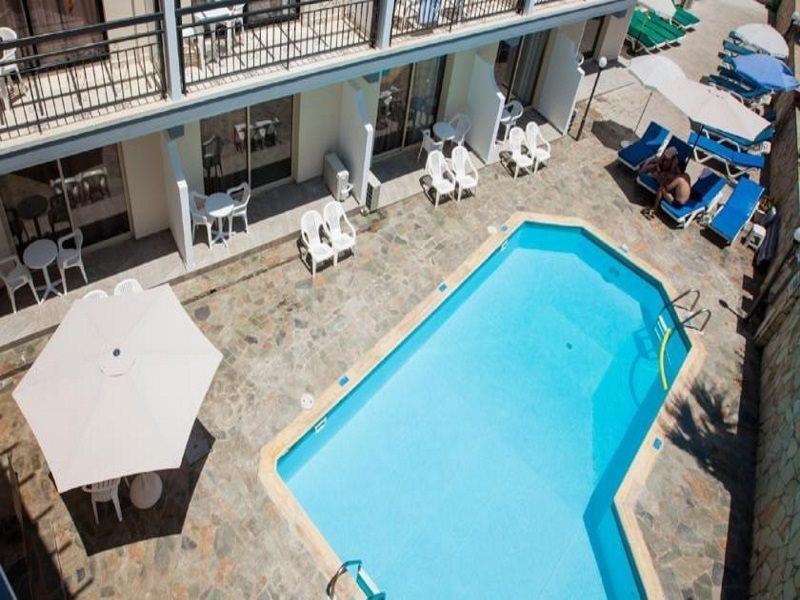 Crystallo Apartments Paphos ภายนอก รูปภาพ