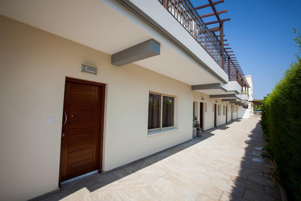 Crystallo Apartments Paphos ภายนอก รูปภาพ