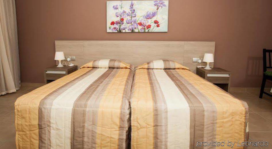 Crystallo Apartments Paphos ภายนอก รูปภาพ