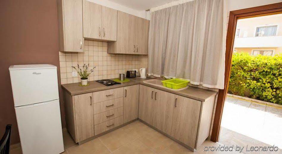 Crystallo Apartments Paphos ภายนอก รูปภาพ
